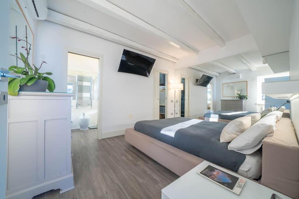 The Attic 'Panorama' Apartment เนเปิลส์ ภายนอก รูปภาพ